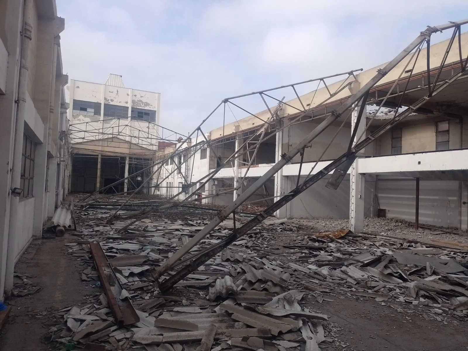 Desarme de la estructura metálica de techumbre en un recinto industrial