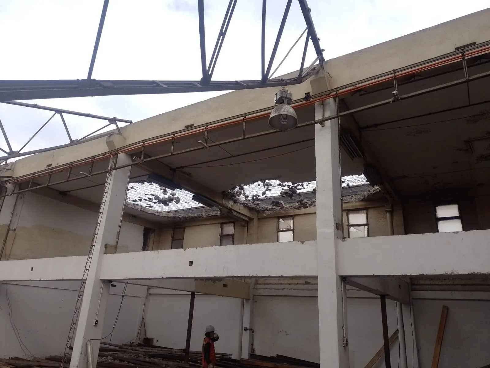 Desmantelamiento de techumbre en un galpón industrial de dos niveles